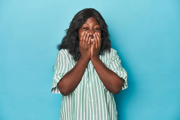 Młoda Afrykańska Zakrzywiona Kobieta Śmieje Się Czegoś Zakrywając Usta Rękami — Zdjęcie stockowe