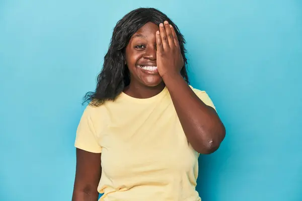 Joven Afroamericana Mujer Con Curvas Que Divierten Cubriendo Mitad Cara —  Fotos de Stock