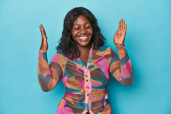 Молода Афроамериканська Пишна Жінка Дуже Радісно Сміється Концепція Щастя — стокове фото