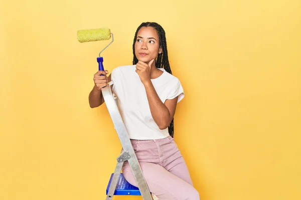 Indonesian Woman Roller Ladder Yellow Looking Sideways Doubtful Skeptical Expression — Stock Photo, Image