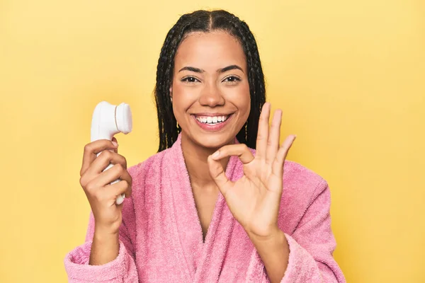 Indonesian Woman Facial Cleaner Yellow Cheerful Confident Showing Gesture — Stock Photo, Image