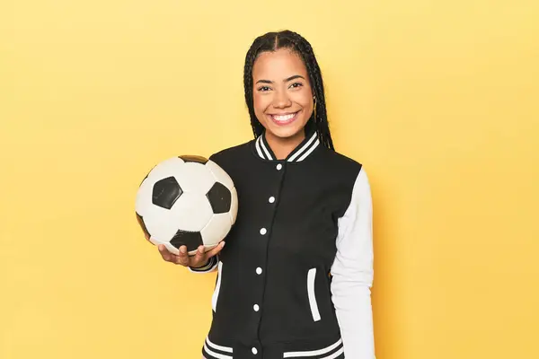 Indonezyjski Uczennica Piłką Nożną Żółty Szczęśliwy Uśmiechnięty Wesoły — Zdjęcie stockowe