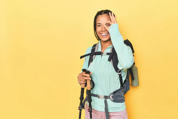 黄色のハイキングギアを持つインドネシアの女性は 目に良いジェスチャーを保ちます — ストック写真