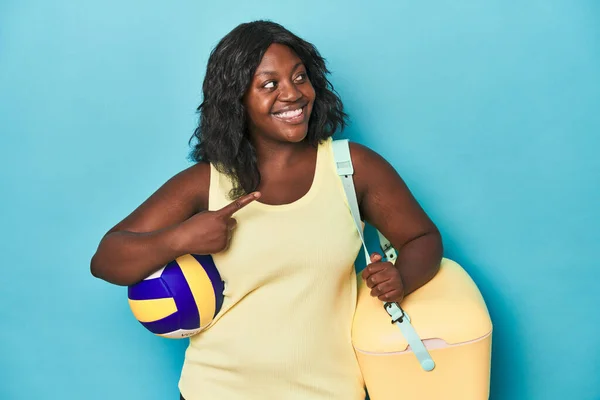 Young Curvy Woman Cooler Ball Smiling Pointing Aside Showing Something — Stock Photo, Image