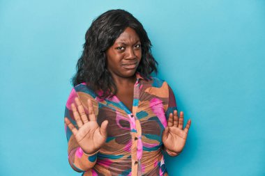 Genç Afro-Amerikan kıvrımlı kadın iğrenme hareketi gösteren birini reddediyor..