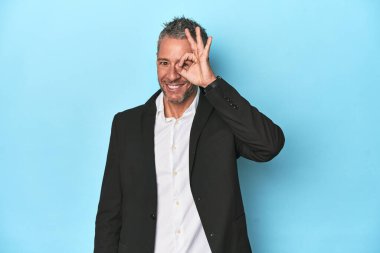 Beyaz iş adamı, mavi arka planda orta yaşlı.