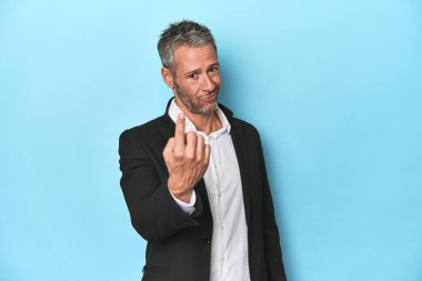 Beyaz iş adamı, mavi arka planda orta yaşlı.