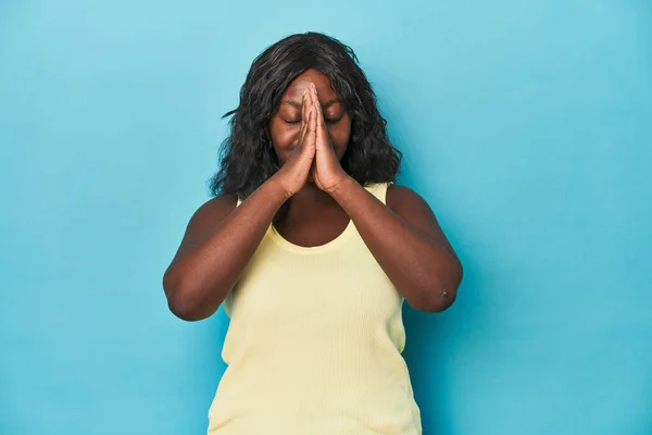 Ung Afrikansk Amerikansk Kurvig Kvinna Håller Hand Nära Munnen Känner — Stockfoto