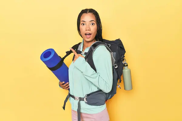 Indonesian Woman Ready Mountain Trip Yellow Pointing Side — Stock Photo, Image