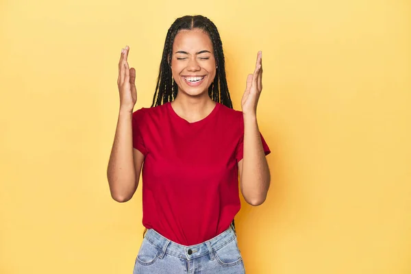 Jonge Indonesische Vrouw Gele Studio Achtergrond Vrolijk Lachen Veel Geluksconcept — Stockfoto
