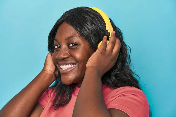 Curvy Kobieta Korzystających Muzyki Telefonu Słuchawek — Zdjęcie stockowe