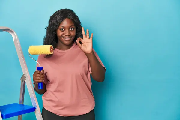 Curvy Woman Paint Roller Ladder Cheerful Confident Showing Gesture — Stock Photo, Image