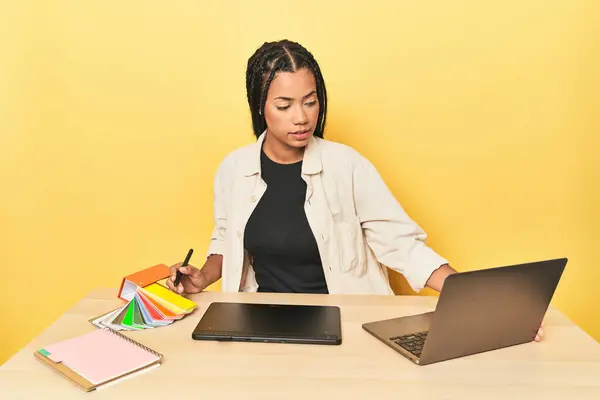 Sarı Stüdyoda Grafik Tablet Bilgisayar Renk Paleti Olan Endonezyalı Tasarımcı — Stok fotoğraf