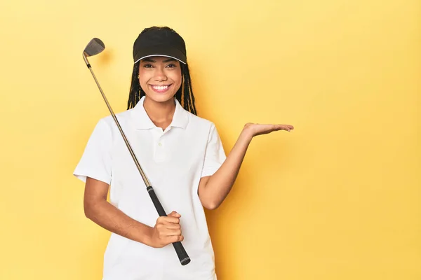 Indonéská Golfistka Žlutém Pozadí Zobrazující Kopírovací Prostor Dlani Držící Druhou — Stock fotografie