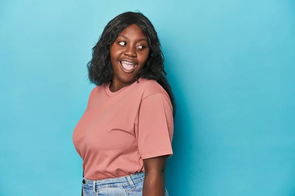 Joven Africana Americana Curvilínea Mujer Mira Lado Sonriente Alegre Agradable —  Fotos de Stock