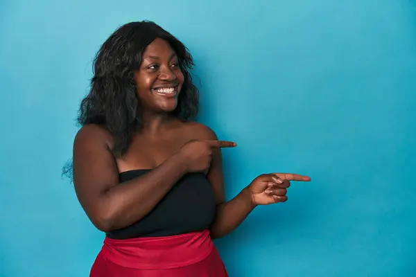 Joven Africana Americana Curvilínea Mujer Excitada Señalando Con Los Dedos —  Fotos de Stock