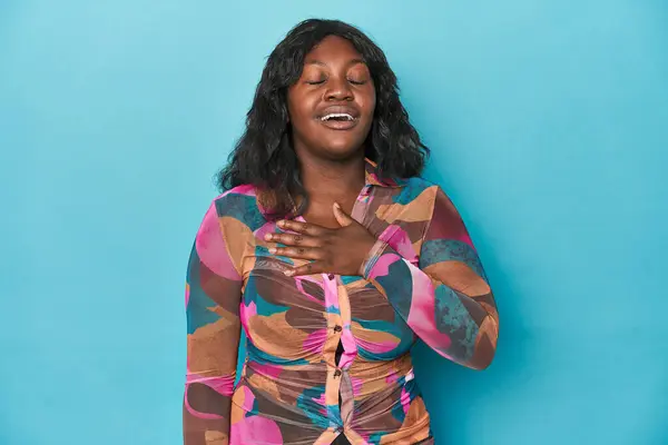 Jovem Afro Americana Curvilínea Mulher Voz Alta Mantendo Mão Peito — Fotografia de Stock