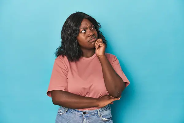Joven Africana Americana Curvilínea Pensando Mirando Hacia Arriba Siendo Reflexiva —  Fotos de Stock