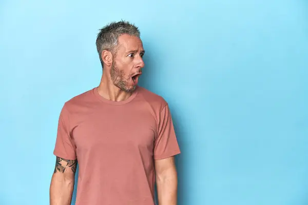 Middle Aged Caucasian Man Blue Backdrop Being Shocked Because Something — Stock Photo, Image