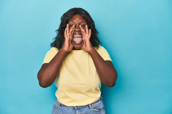 Young African American Curvy Woman Shouting Excited Front — Stock Photo, Image