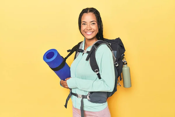 Indonesische Frau Bereit Für Bergtour Auf Gelb Glücklich Lächelnd Und — Stockfoto