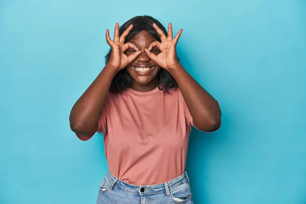 年轻的非洲裔美国卷曲女人的眼部显示出良好的体征 — 图库照片