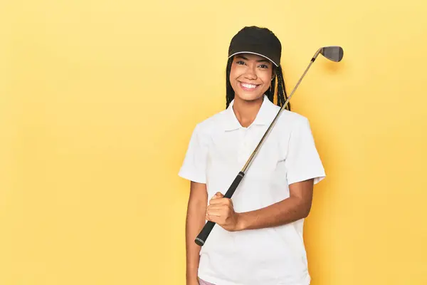 Indonéská Golfistka Žlutém Pozadí Šťastná Usmívající Veselá — Stock fotografie
