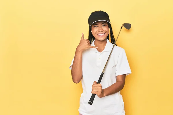 Indonéská Golfistka Žlutém Pozadí Ukazující Gesto Mobilního Telefonu Prsty — Stock fotografie