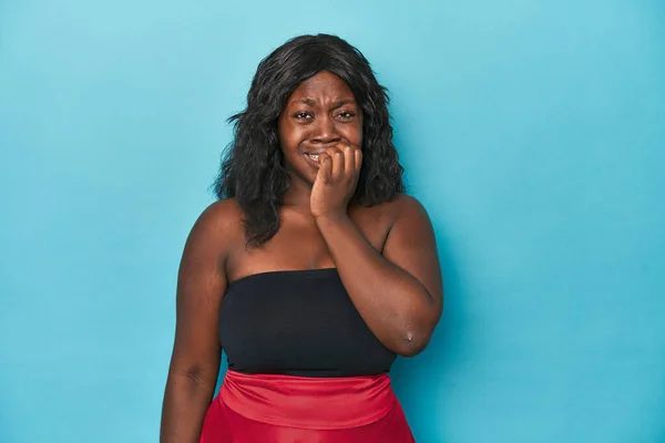 年轻的非洲裔美国卷曲女人咬指甲 神经紧张 非常焦虑 — 图库照片