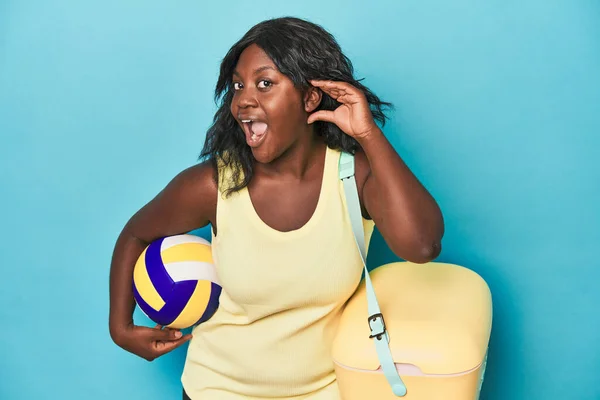 Young Curvy Woman Cooler Ball Trying Listening Gossip — Stock Photo, Image