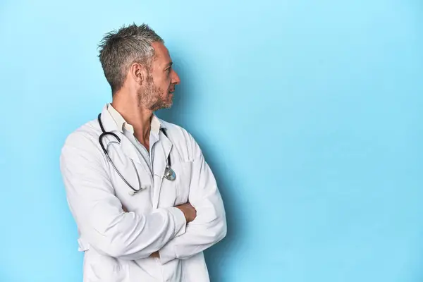 Caucasian Mid Aged Male Doctor Blue Studio Background — Stock Photo, Image