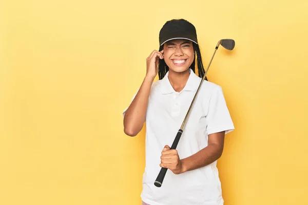Indonesia Golfista Femenina Sobre Fondo Amarillo Cubriendo Las Orejas Con — Foto de Stock