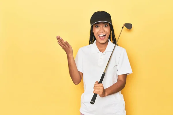 Indonéská Golfistka Žlutém Pozadí Obdrží Příjemné Překvapení Vzrušení Zvedání Rukou — Stock fotografie