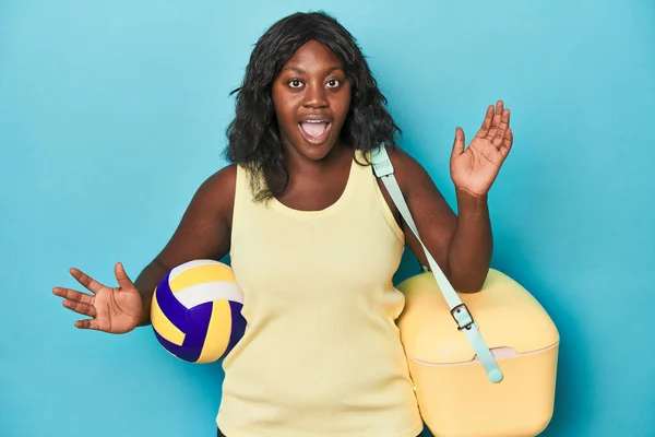 Young Curvy Woman Cooler Ball Receiving Pleasant Surprise Excited Raising — Stock Photo, Image