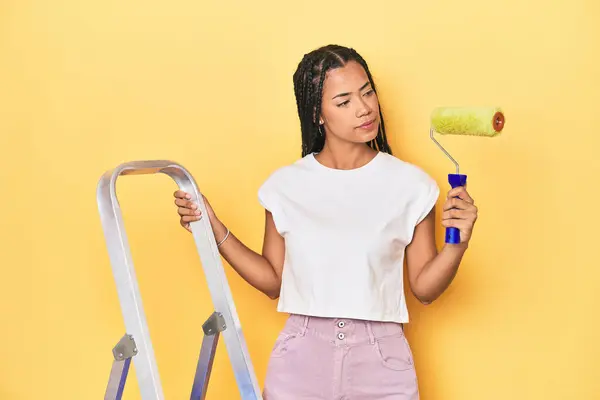 Indonesian Woman Ladder Paint Roller Yellow Backdrop — Stock Photo, Image