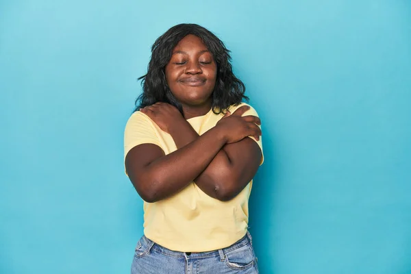 Молода Афроамериканська Пишна Жінка Обіймається Посміхаючись Безтурботним Щасливим — стокове фото