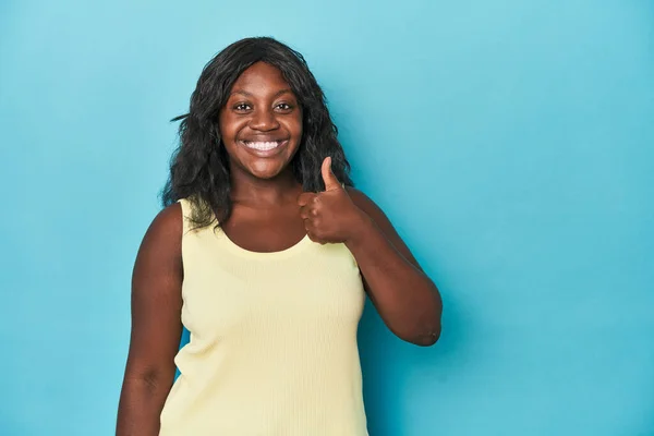 年轻的非洲裔美国卷曲女人微笑着举起大拇指 — 图库照片