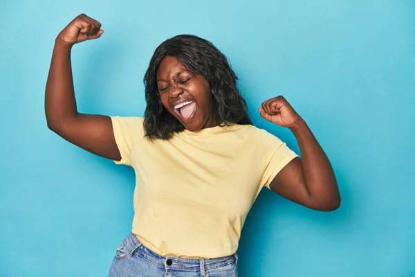 Junge Afrikanisch Amerikanische Kurvige Frau Hebt Nach Einem Sieg Die — Stockfoto