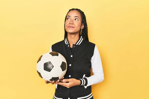 Indonéská Školačka Fotbalovým Míčem Žluté Snění Dosažení Cílů Účelů — Stock fotografie