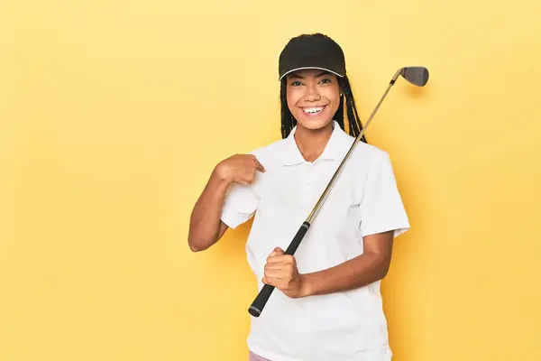 Indonéská Golfistka Žlutém Pozadí Osoba Ukazuje Ručně Košili Kopírovací Prostor — Stock fotografie