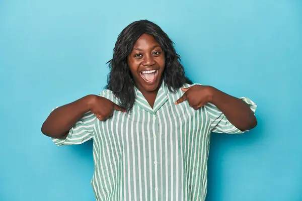 Young African American Curvy Woman Surprised Pointing Finger Smiling Broadly — Stock Photo, Image