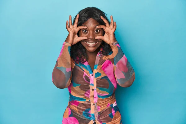 Jovem Afro Americana Curvilínea Mantendo Olhos Abertos Para Encontrar Uma — Fotografia de Stock
