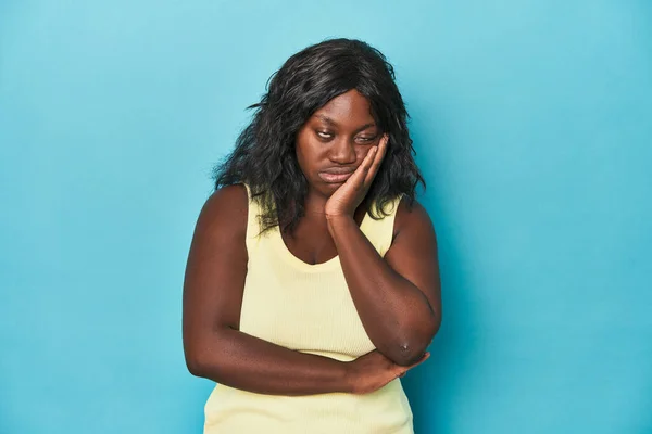 Jonge Afro Amerikaanse Bochtige Vrouw Die Zich Verveelt Vermoeid Behoefte — Stockfoto