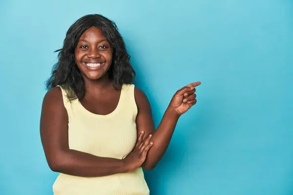 Young African American Curvy Woman Smiling Cheerfully Pointing Forefinger Away — Stock Photo, Image