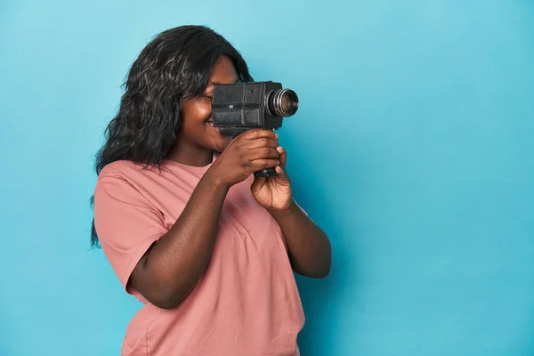 Curvy Vrouw Met Een Vintage Cinema Camera Blauwe Achtergrond — Stockfoto