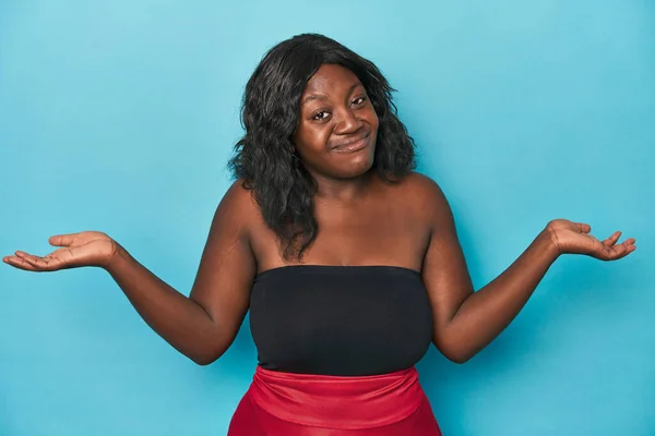 Young African American Curvy Woman Doubting Shrugging Shoulders Questioning Gesture — Stock Photo, Image