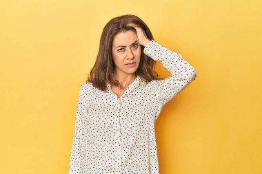 Güzel yetişkin bir kadının portresi. Çok yorgun ve uykulu. Elini başının üstünde tutuyor..