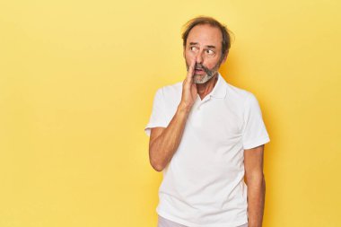 Sarı stüdyodaki orta yaşlı beyaz adam gizli bir fren haberinden bahsediyor.