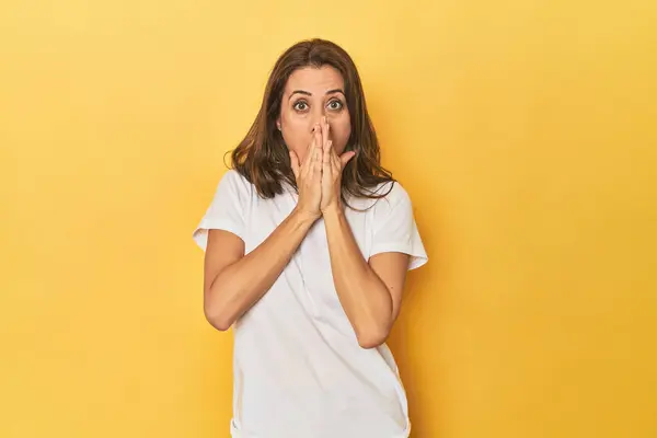 Portrait Beautiful Adult Woman Shocked Covering Mouth Hands Anxious Discover — Stock Photo, Image