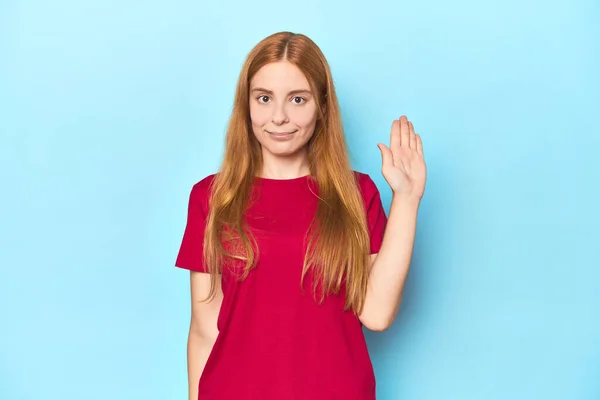 青い背景の赤毛の若い女性は 指で5番を示す陽気な笑顔 — ストック写真